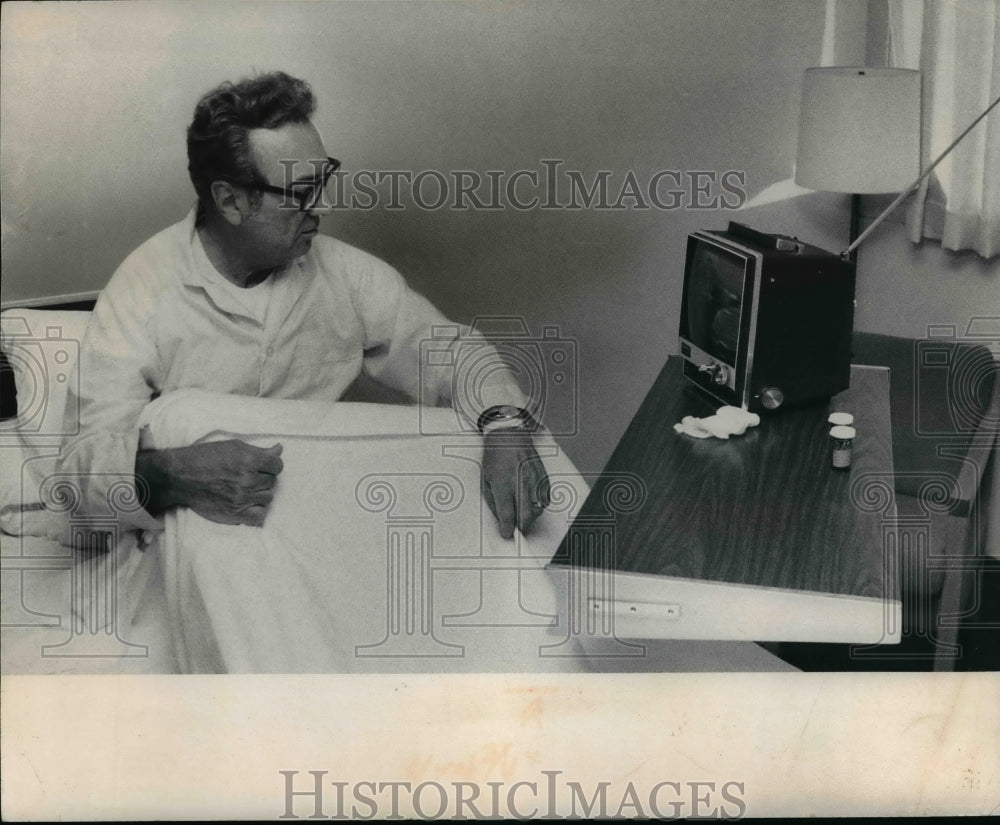 1972 Mayor Ralph J. Perk at Clinic-Historic Images