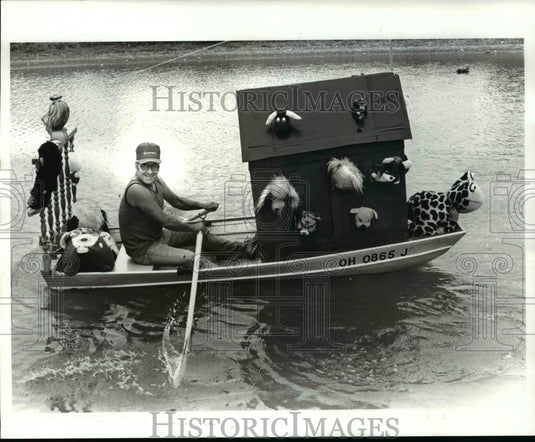 1982 Press Photo Gerald Droll and his Fostoria Navy ark, nuclear issues-protests - Historic Images