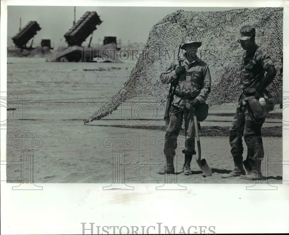 1990 Press Photo Some American soldiers loiter after doing some landscaping - Historic Images