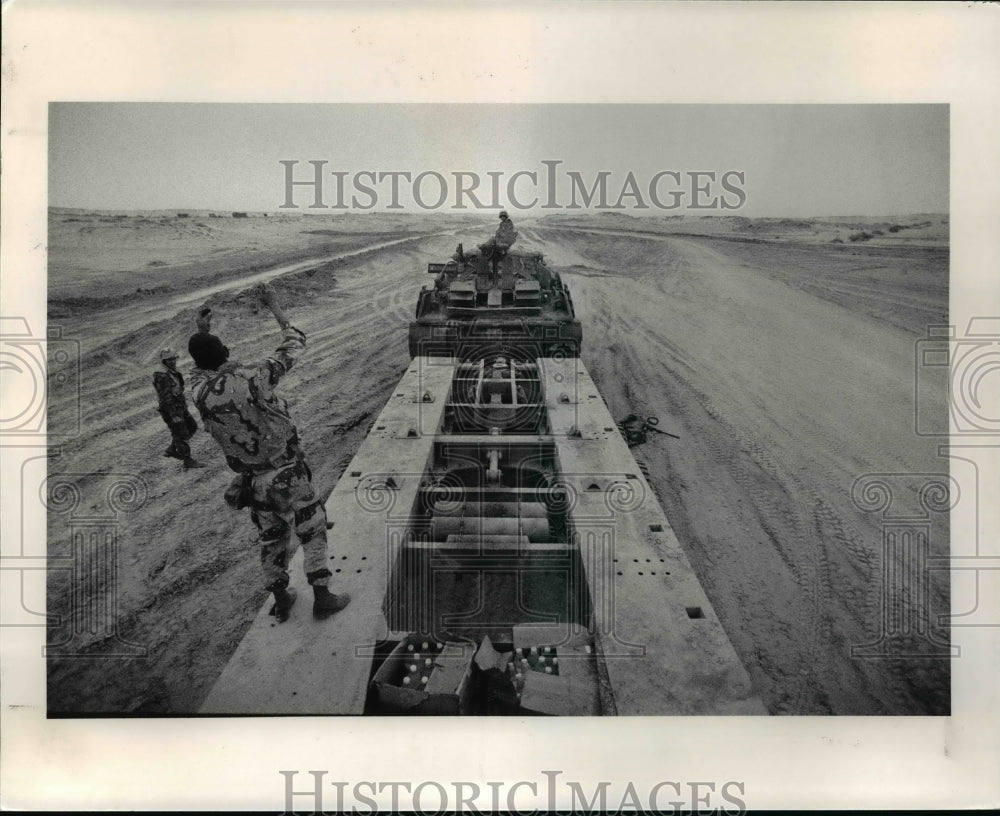 1991 Press Photo Staff Sgt Daniel West directs an M88-A1 recovery vehicle - Historic Images