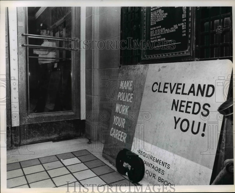 1971 Press Photo Policeman stands guard at the Central Police Station - Historic Images