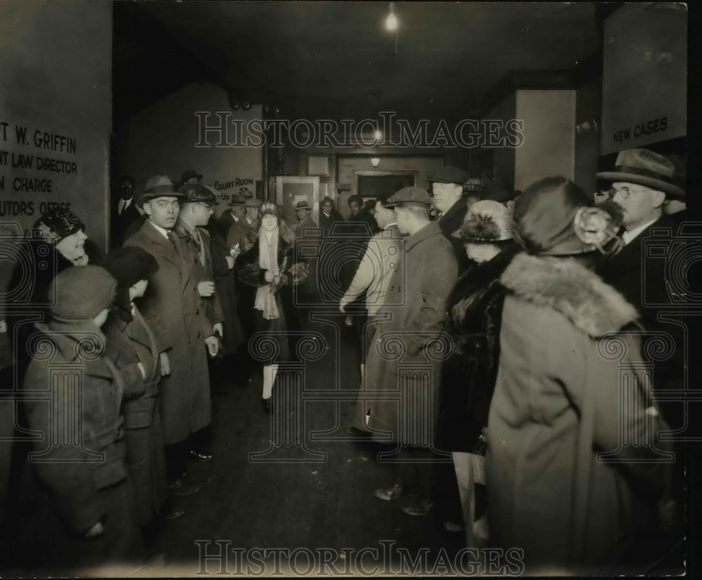 1927 Press Photo Showing crowded conditions in corridors 2nd floor old central - Historic Images