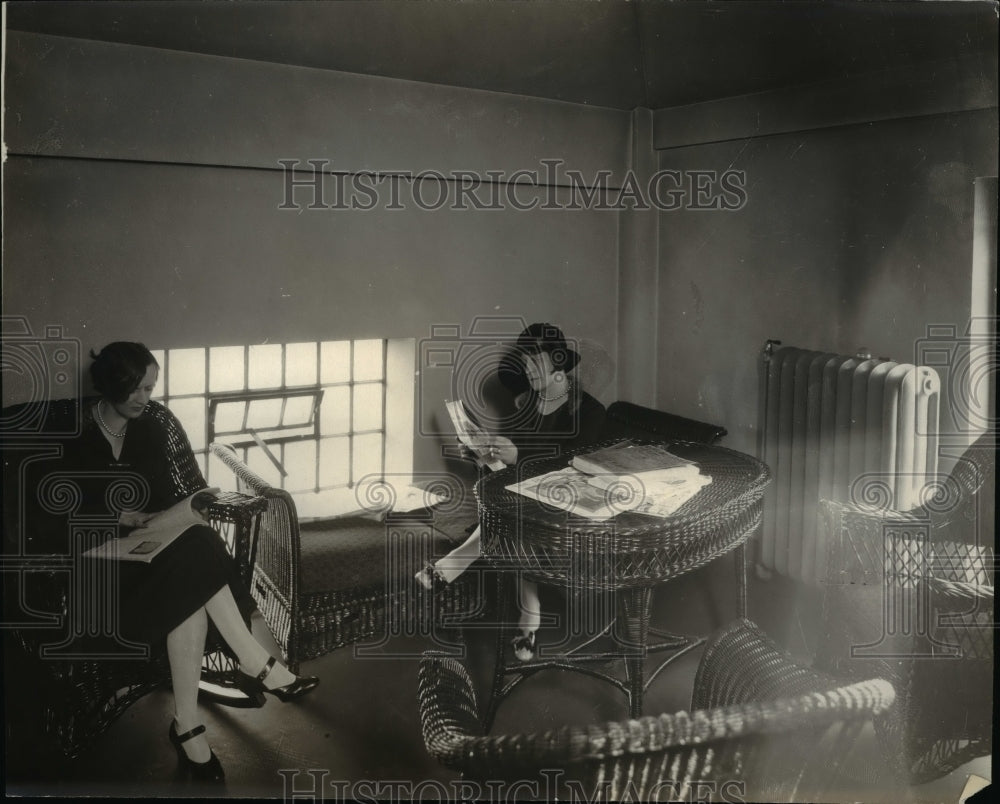 1927 Press Photo Rest room for police telephon girls, New Station. Central Polic - Historic Images