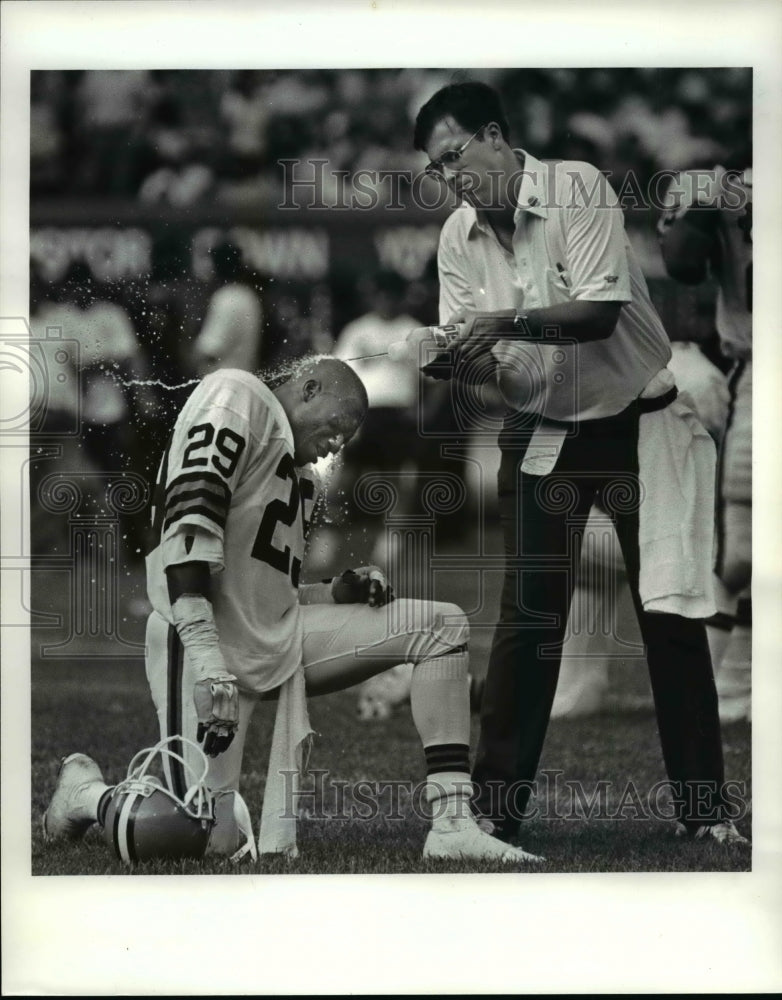 1986 Press Photo Hanford Dixon sprayed with water bottle at time out in football - Historic Images