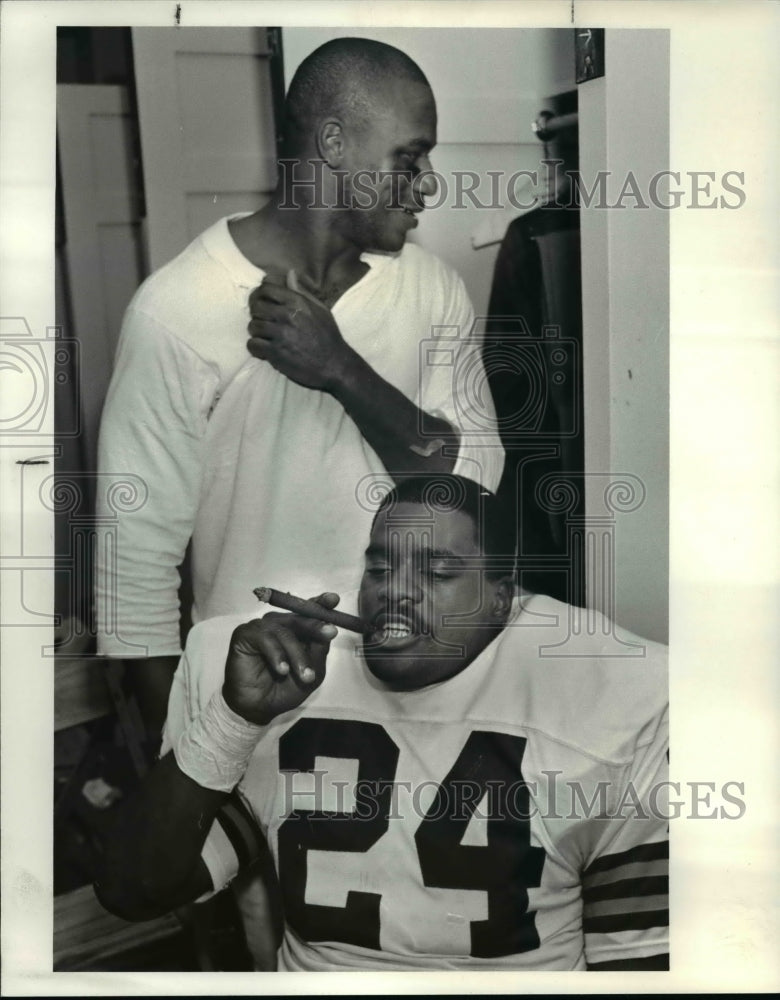 1986 Press Photo Ray Ellis smokes victory cigar after winning Division Title - Historic Images