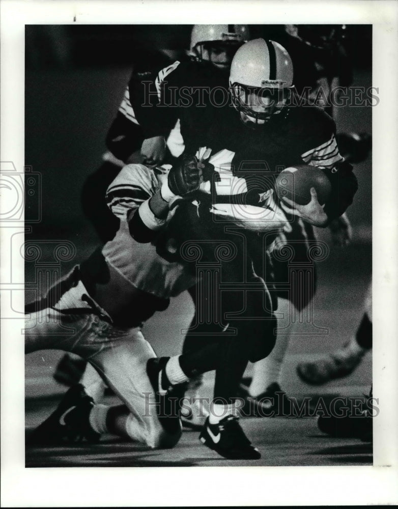 1991 Press Photo Chamberlin&#39;s Tod Maymard scramble with ball in first quarter - Historic Images