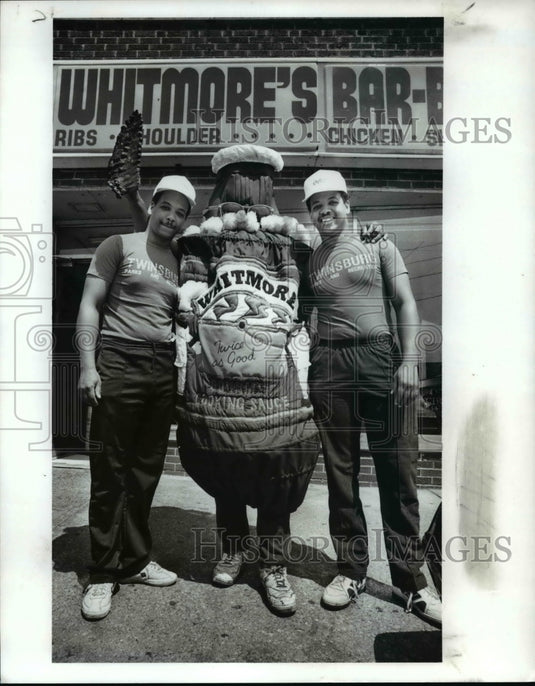 1989 Press Photo Vance, Wayne, & Virgil Whitemore at Whitemore Bbq Restaurant - Historic Images