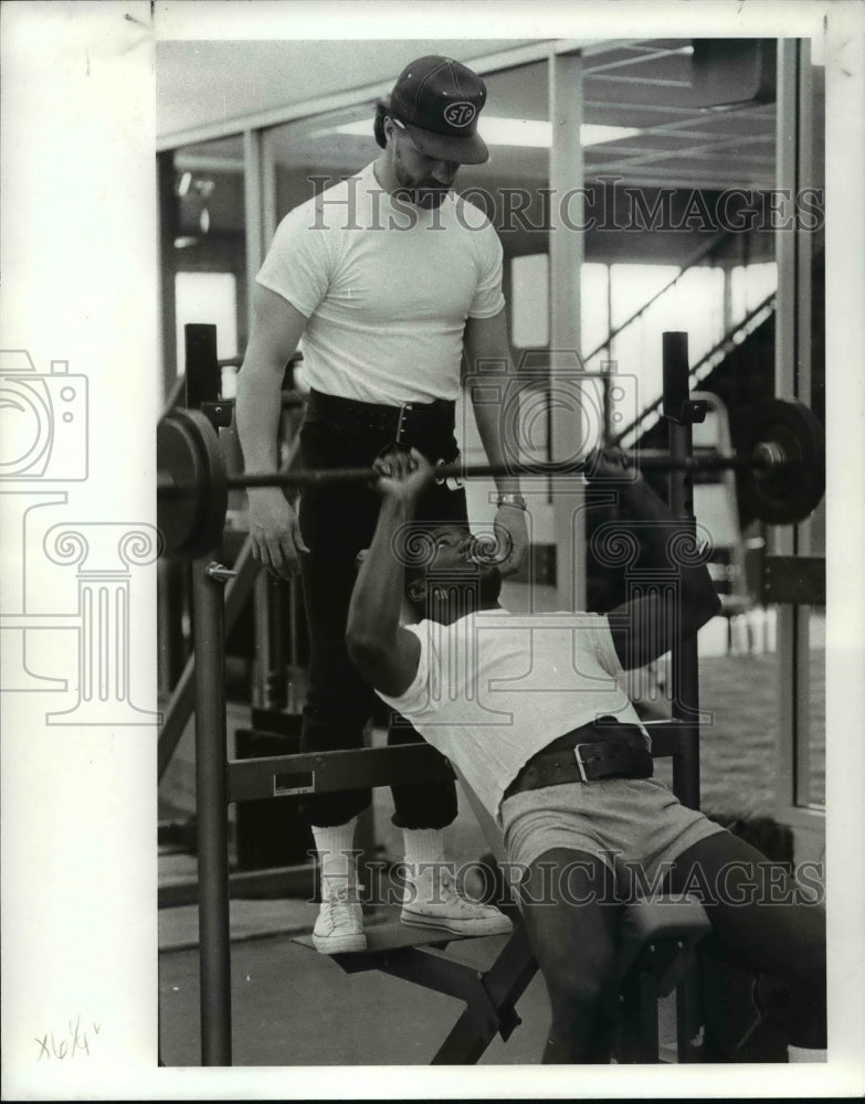1983 Press Photo Coach Dave Redding and Ricky Feacher (lifting) - cvb41276- Historic Images