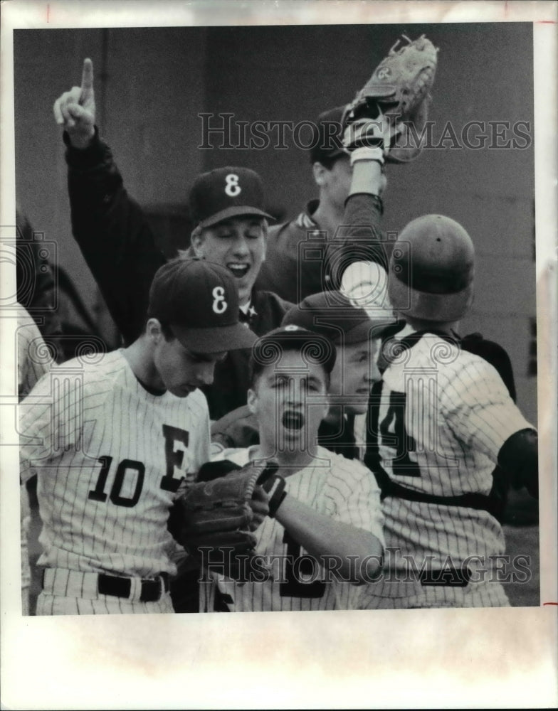 1990 Press Photo Members of Euclid&#39;s baseball team celebrates - cvb41285 - Historic Images