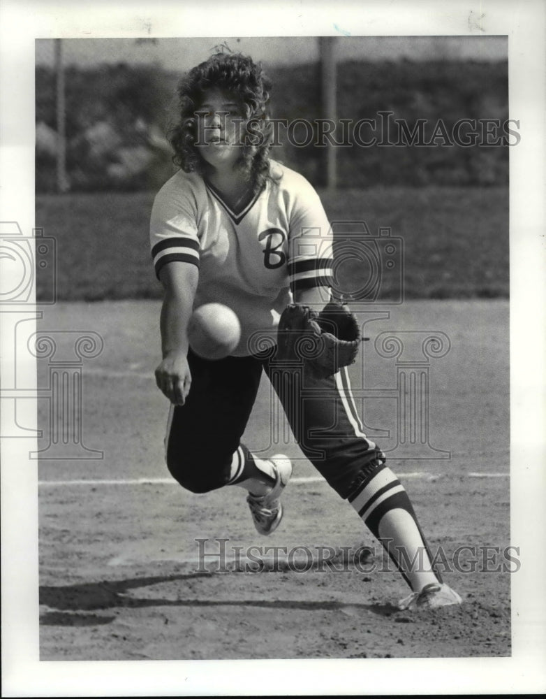 1986 Press Photo Pam Walton in action,throwing no-bitter against Buckeye - Historic Images