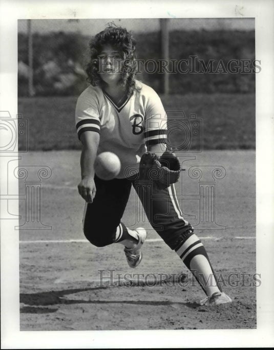 1986 Press Photo Pam Walton in action,throwing no-bitter against Buckeye - Historic Images