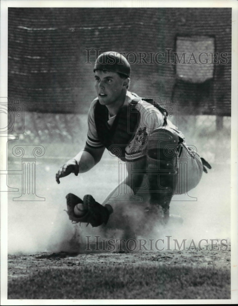 1991 Press Photo Mike Skorich, Benedictine High Baseball Player Scoops Ball - Historic Images