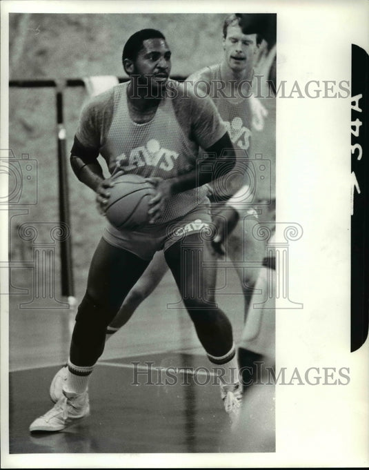 1984 Press Photo Lonnie Shelton Cleveland Cavaliers - cvb41458 - Historic Images