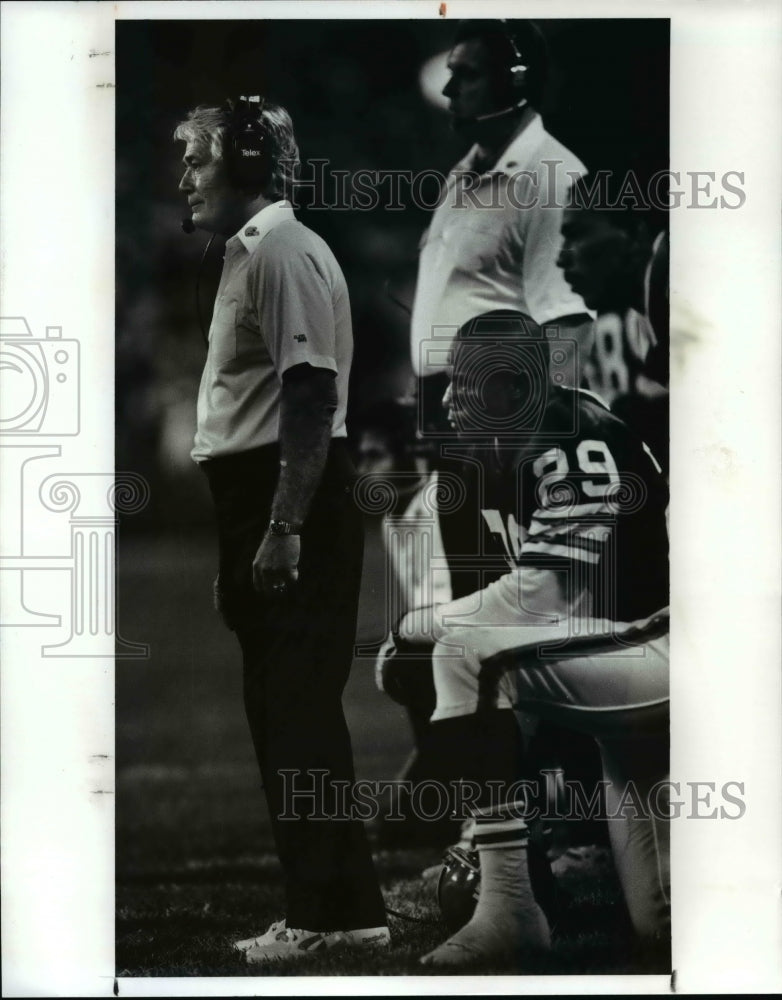 1989 Press Photo Bud Carson, Hanford Dixon watch the Steelers score - cvb41511- Historic Images