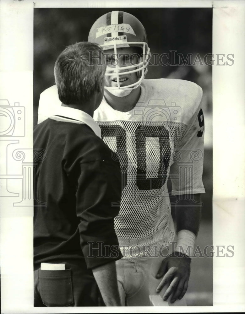 1987 Press Photo Chris Kelley Listens To Coach Charlie Davis During Pracitice - Historic Images