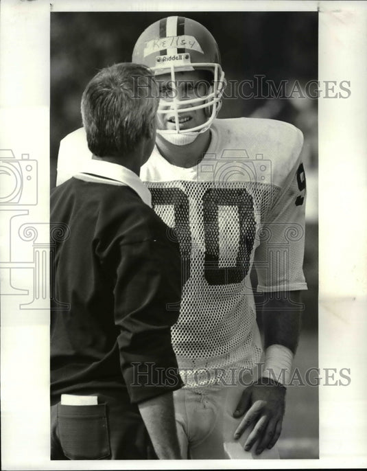 1987 Press Photo Chris Kelley Listens To Coach Charlie Davis During Pracitice - Historic Images