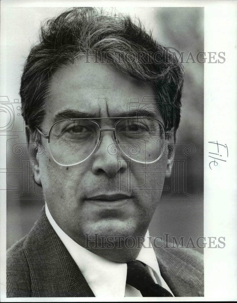 1989 Press Photo Dr. Donald Chiayetta, Superintendant of Sheffield Lake City - Historic Images