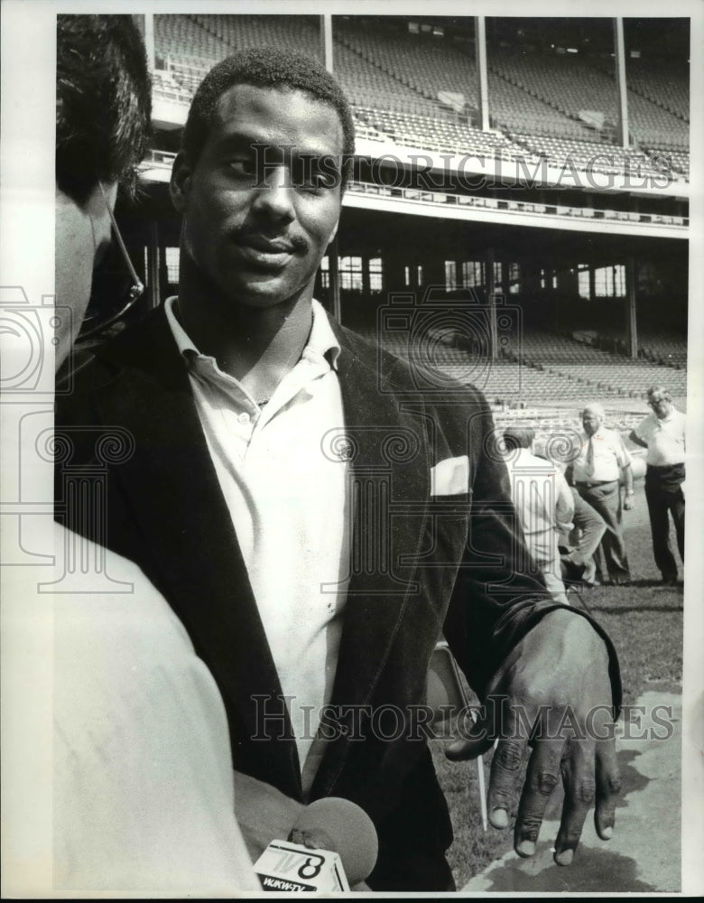 1982 Press Photo Chip Banks Signing - cvb41647 - Historic Images