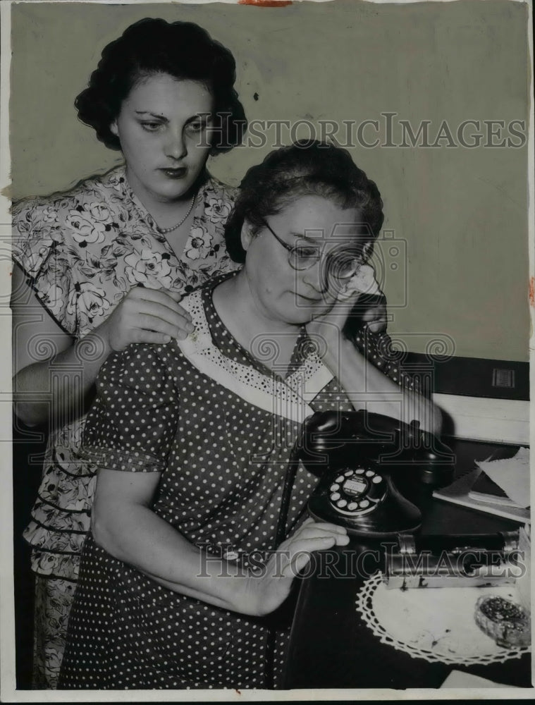 1951, Anita Potts w/ her mother await phone calls-Beverly Potts case - Historic Images