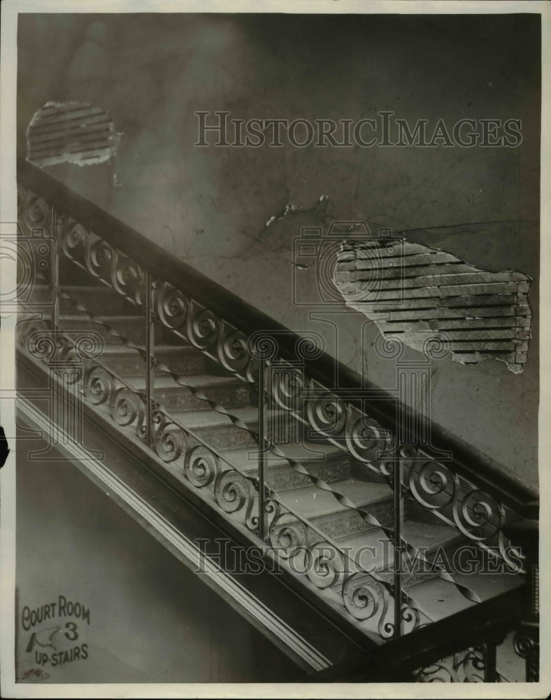 1927 Press Photo Plaster falling off walls 3rd floor old central Police Station - Historic Images