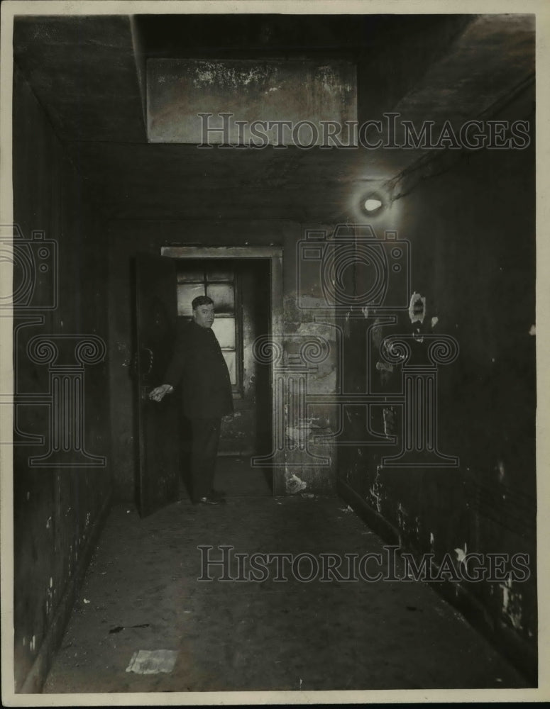 1926 Press PhotoPatrolman John Becker, rear corridor entrance at Central Station-Historic Images