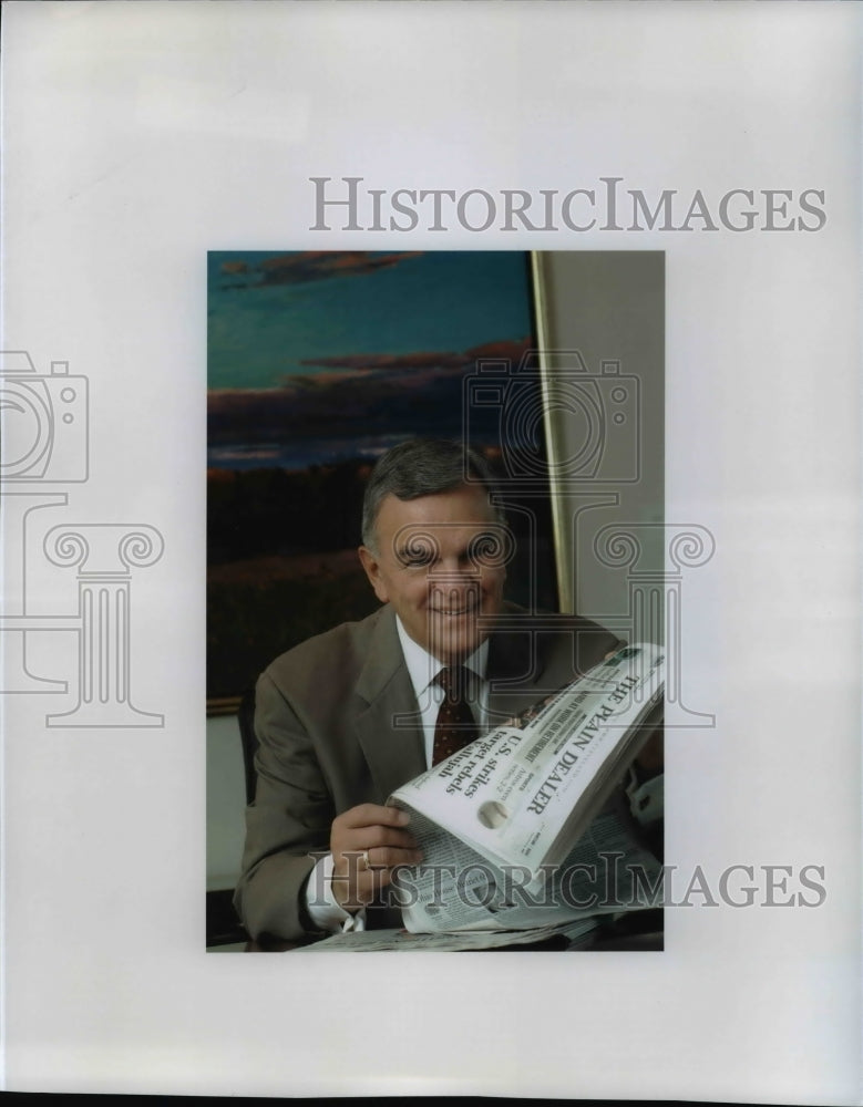 Press Photo Man reads Plain Dealer Newspaper - cvb41713 - Historic Images