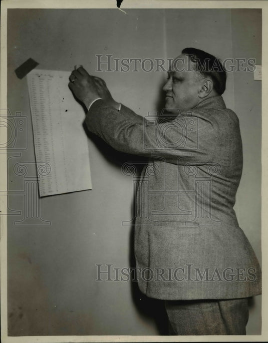1926 Press Photo Martin Kinsella, putting up Assignment Sheet in Central Police - Historic Images