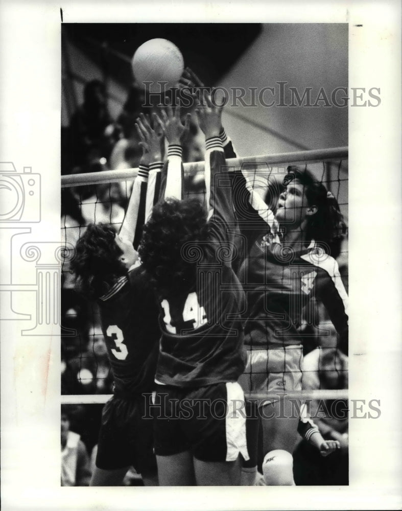 1987 Press Photo Breckville vs Holy Name at Parma B High School Gym - cvb41791 - Historic Images