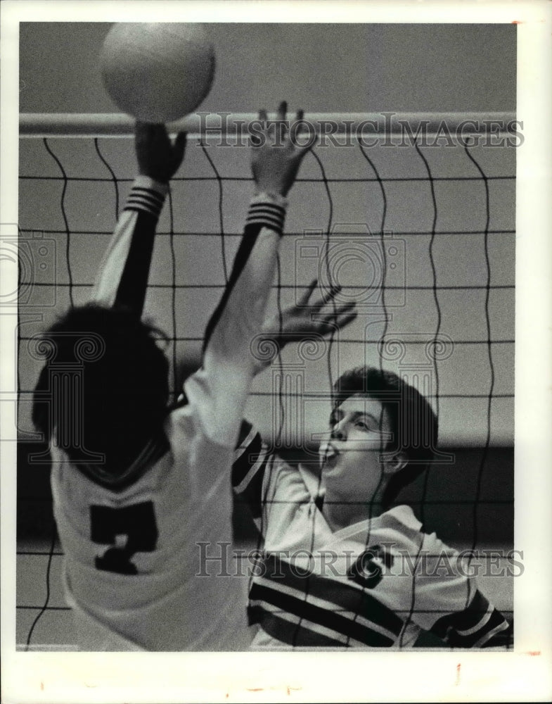 1990 Press Photo Elyria West&#39;s Shannan Bowen blocks an Oberlin player&#39;s spike - Historic Images