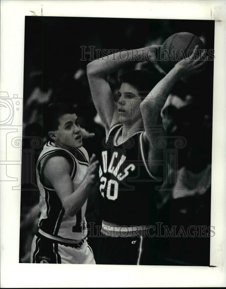 Press Photo Buckeye&#39;s Ted Stout passes around Brookside&#39;s Brent Schremp - Historic Images