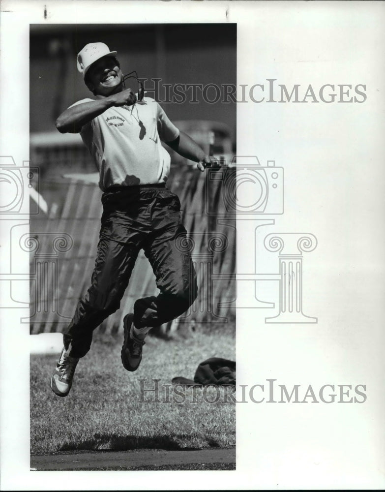 1987 Press Photo Cleveland Heights track coach, Steven Edwards teaches Tom Hall - Historic Images