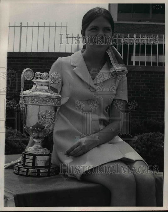 1970 Press Photo Nellie Breen, secretary. Horses Runner Trophies, Ohio Derby - Historic Images