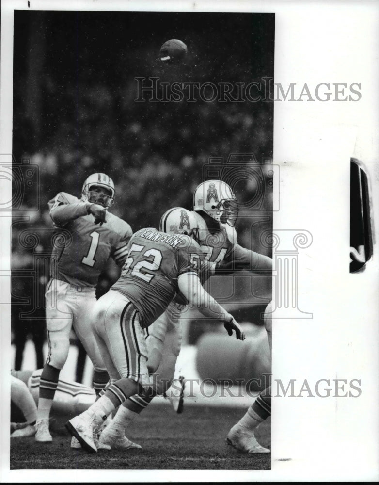 1988 Press Photo Warren Moon fires a first down pass to Draw Hill - cvb42043- Historic Images