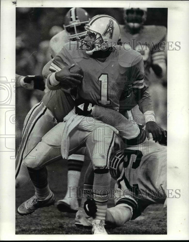 Press Photo Moon is sacked by Golic late in the 4th qtr for a 12 yard loss - Historic Images