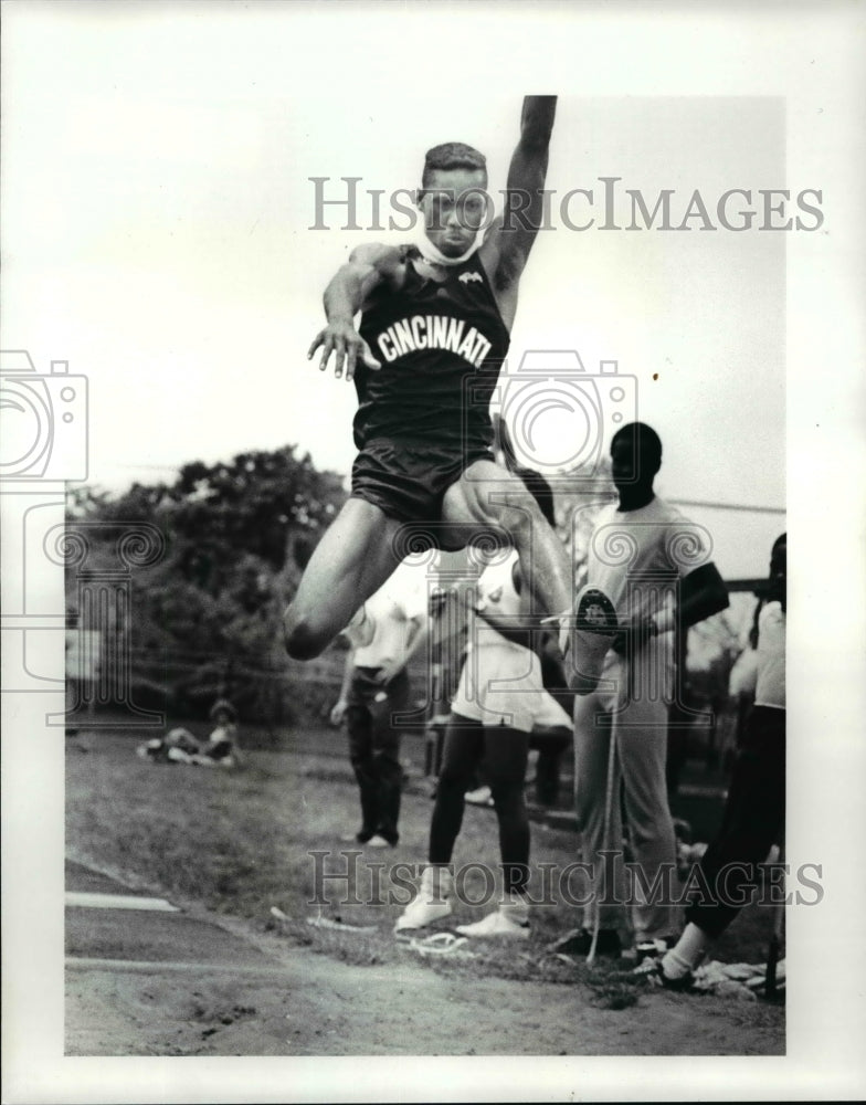 1985 Press Photo Chris Bean of Cincinnati University jumps 24 feet. 2 1/4 inches - Historic Images