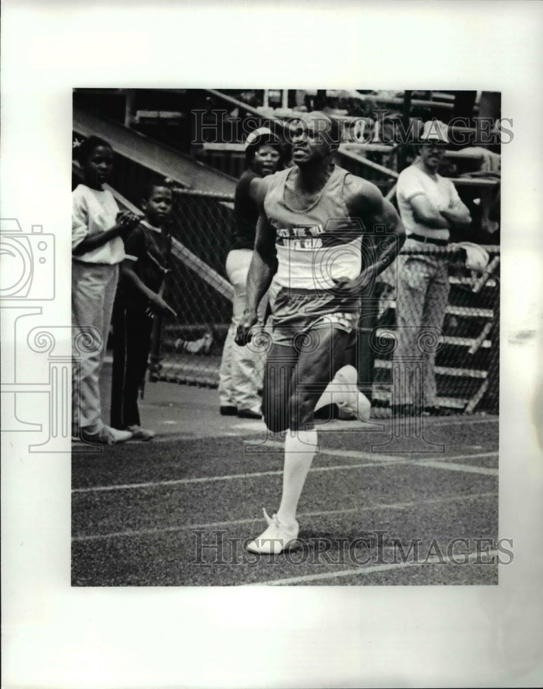 1985 Press Photo Cleveland Heights High track team&#39;s Theo Morrow runs 11.8 - Historic Images