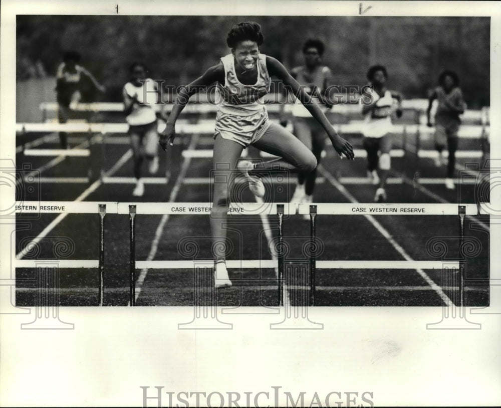 1986 Press Photo Yvonne Bullock of Collinwood clears the last hurdle and wins - Historic Images