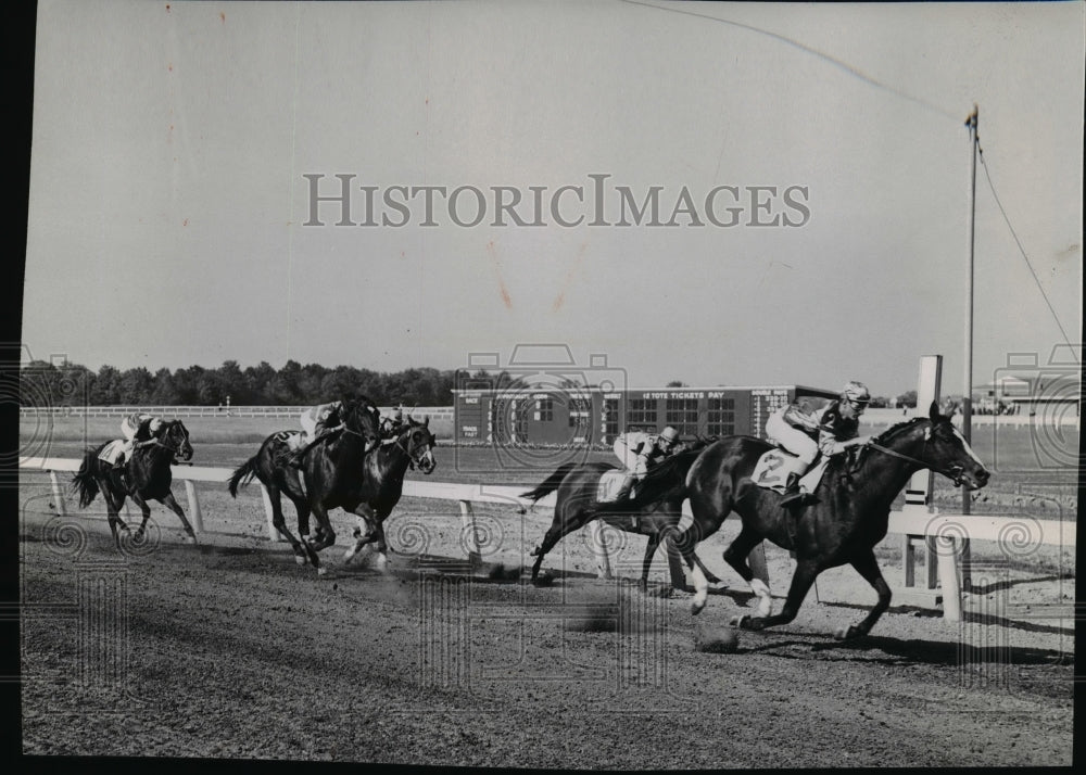 Press Photo 5000 Horse Racing-Eighth race - cvb42251 - Historic Images