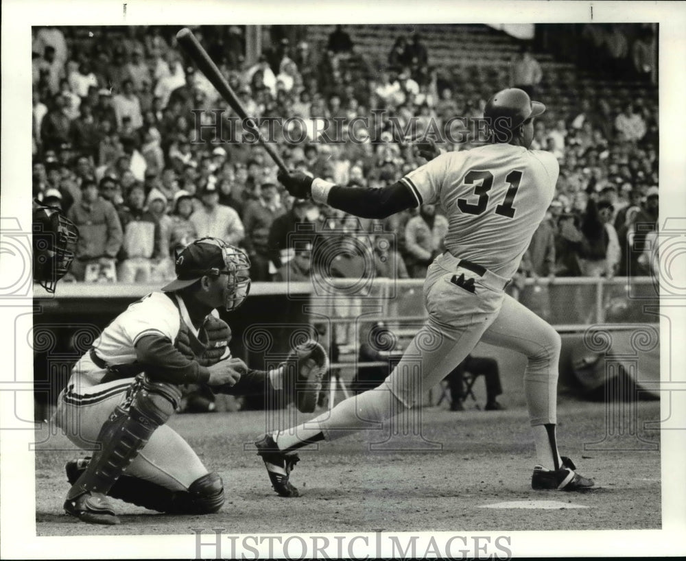 1987 Press Photo: Yankees Wilfiled takes the last cut, last out, bases loaded - Historic Images
