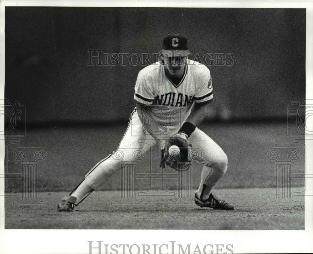1985 Press Photo Indians Vs. Texas on Jacoby fields a grounder from Ward is out. - Historic Images