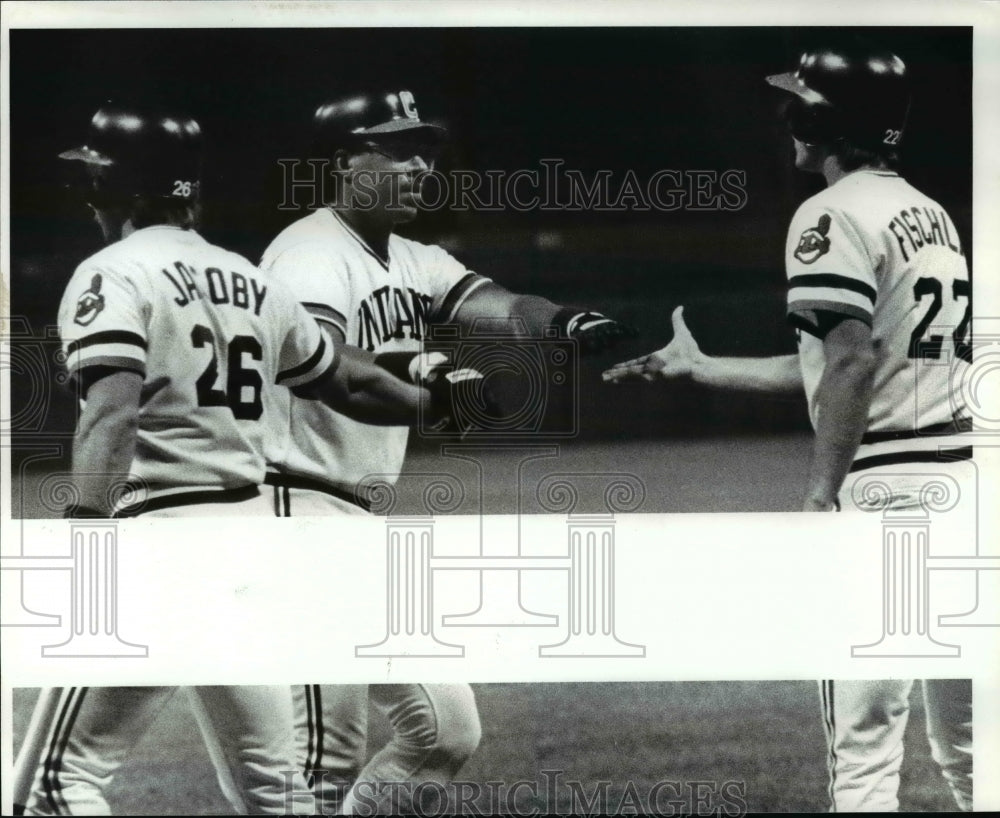 1985 Press Photo Andrea Thronton shakes Mike Fishlin&#39;s hand, Indians vs. Thront - Historic Images