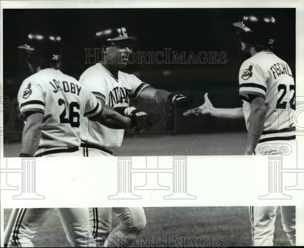 1985 Press Photo Andrea Thronton shakes Mike Fishlin's hand, Indians vs. Thront - Historic Images