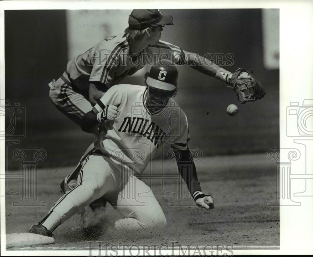 1985 Press Photo Joe Carter, Indians, slides into 3rd on hit by Jerry Willard. - Historic Images