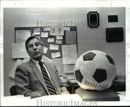 1987 Press Photo University School Retireing Soccer Coach Don Molten - cvb42396 - Historic Images