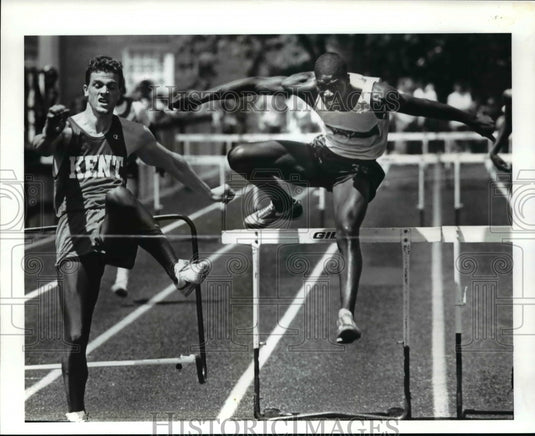 1987 Press Photo Mark Dreyer hits the last hurdle and looses to Mulrein Paris - Historic Images