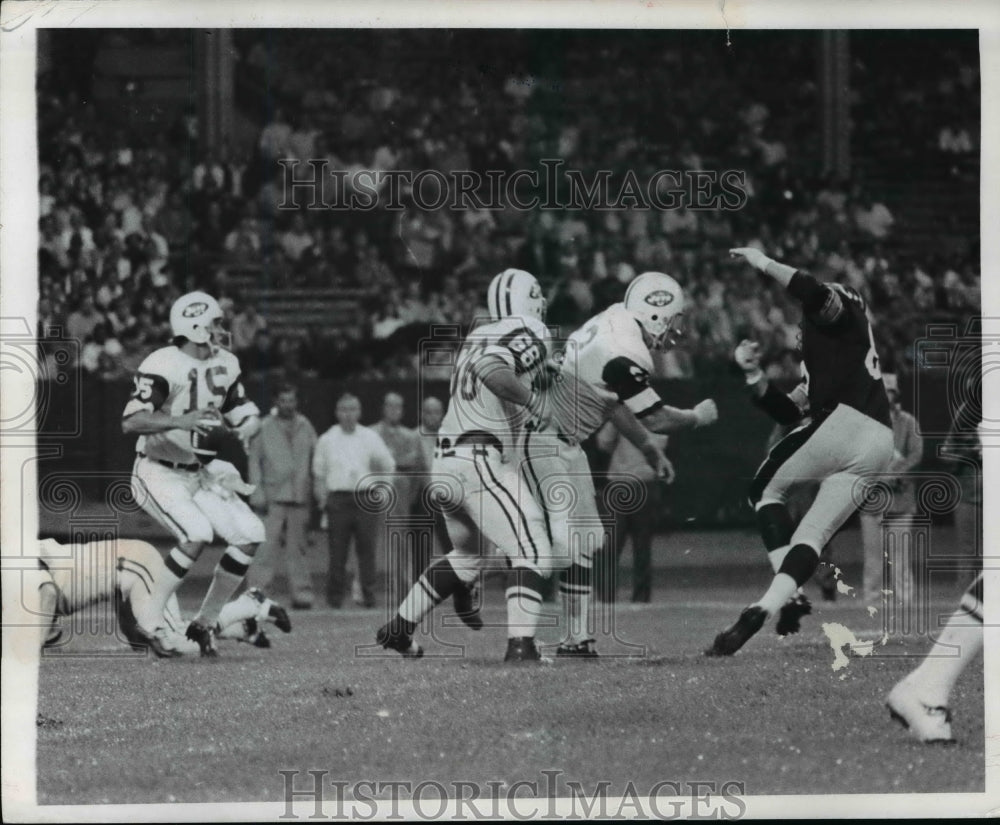 1971 Press Photo Bob Davis throw pass against the Pittsburgh Steelers - Historic Images