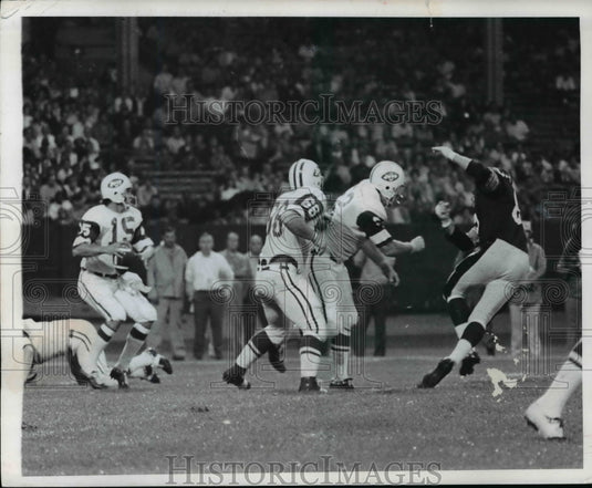 1971 Press Photo Bob Davis throw pass against the Pittsburgh Steelers - Historic Images