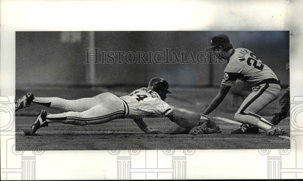 1984 Press Photo Franco is picked off at first base by SOX pitcher Seaver - Historic Images