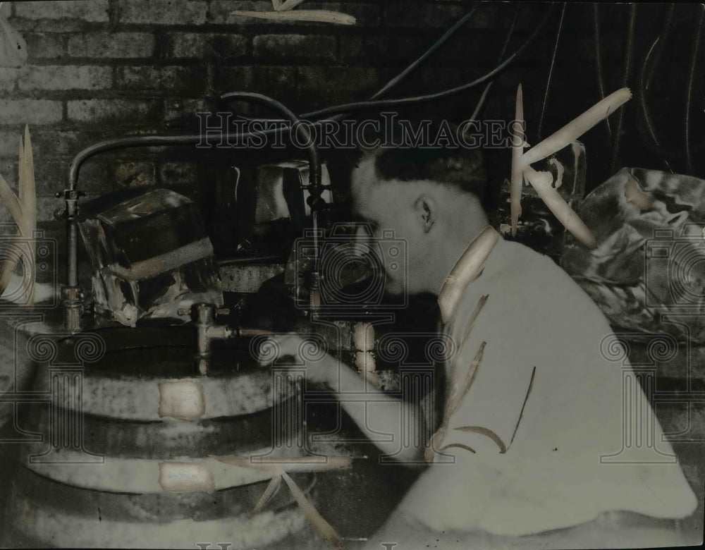 1928 Press Photo A barrel "on draught" in the basement of the Sachsenhelm Club - Historic Images