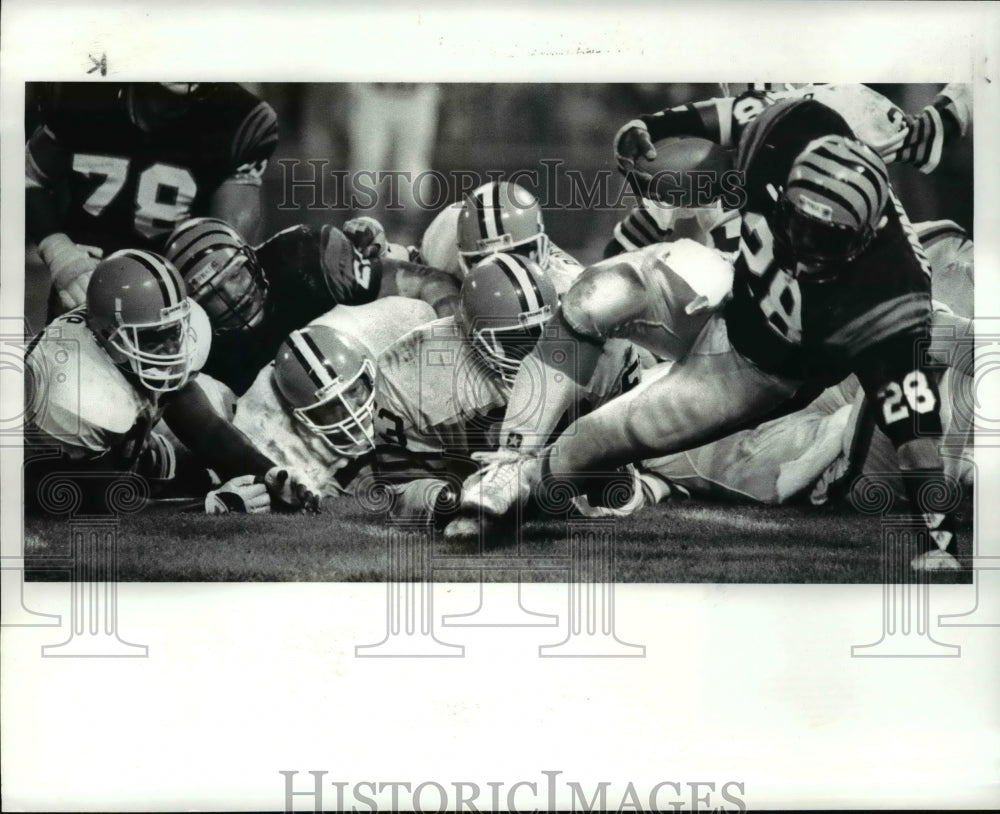 1986 Press Photo Larry Kinnebrew gets a few extra yards during the 3rd quarter - Historic Images